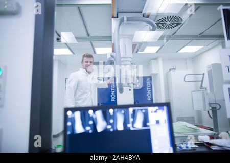 Radiologe in einem Krankenhaus zu arbeiten Stockfoto