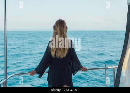 Ansicht der Rückseite des blonden Frau bei Yacht, Bali, Indonesien Stockfoto