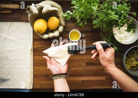 Vorbereitung Samosas Stockfoto