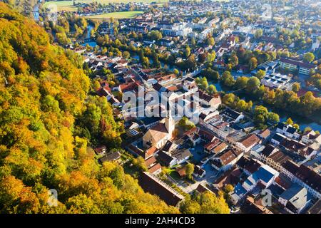 Deutschland, Bayern, Oberbayern, Luftaufnahme von Wolfratshausen Altstadt mit Loisach Fluss und Wald Stockfoto