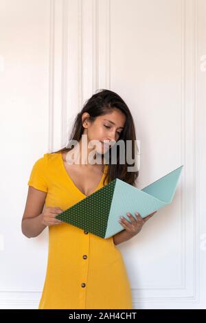 Junge Frau auf der Suche im Ordner Stockfoto