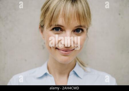 Porträt einer lächelnden jungen Geschäftsfrau Stockfoto