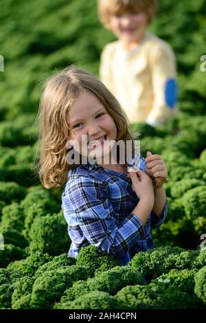 Lächelnde Mädchen und Jungen in einem Kali Feld Stockfoto