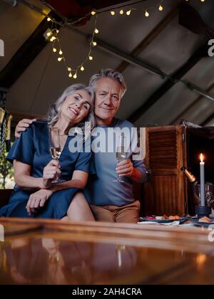 Portrait von Senior Paar mit einem Candle-Light-Dinner auf einem Schiff im Bootshaus Stockfoto