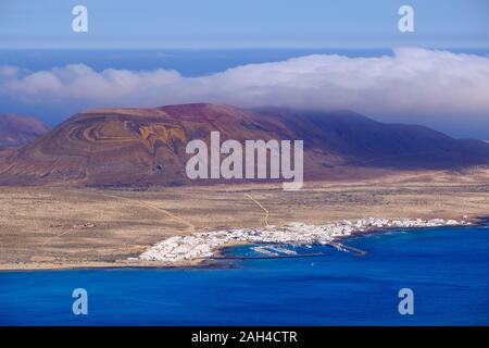 Spanien, Kanarische Inseln, Caleta del Sebo, malerischen Blick auf vulkanischen Küstenlinie der Insel La Graciosa Stockfoto