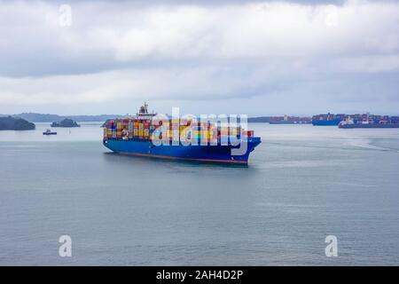 Panama Canal, Panama - Dezember 7, 2019: Maersk Line Container Cargo Schiff an Gatun See in der Nähe von Panama Canal. Es ist die weltweit größte Container shippin Stockfoto