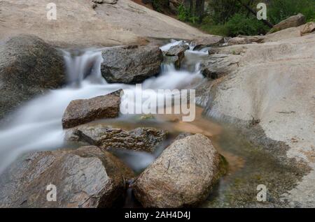 Strom fließt über die Felsen. Stockfoto