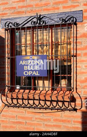 Schmiedeeisen Bars auf der Roten Wand über dem Fenster der Arizona Blue Opal in Tubac, AZ Stockfoto