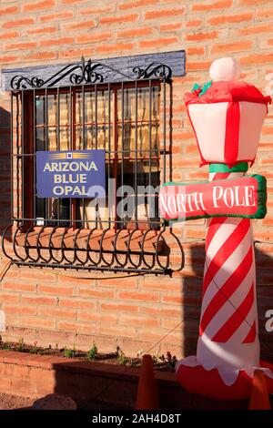 Weihnachtsdekoration außerhalb des Arizona Blue Opal in Tubac, Arizona Stockfoto