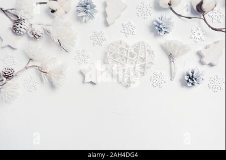 Designelemente Weihnachten Grußkarten mit Xmas Geschenkverpackung, Kegel, Baumwolle, Blumen, Herzen, Schneeflocken mit Platz für Ihren Text. Dekorationen auf einem weißen Stockfoto