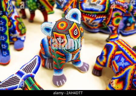 Traditionelle huichol Raupe ornament Zahlen der mexikanischen Kultur arbeiten Stockfoto