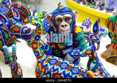 Traditionelle huichol Raupe ornament Zahlen der mexikanischen Kultur arbeiten Stockfoto