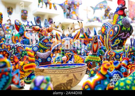 Traditionelle huichol Raupe ornament Zahlen der mexikanischen Kultur arbeiten Stockfoto