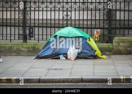 Central London, London, 24. Dezember 2019. Von einem Obdachlosen behelfsmäßige Unterkünfte und Sachen außerhalb der National Portrait Gallery am Heiligabend. Die Zahl der Haushalte neu Obdachlose in den letzten 12 Monaten zugenommen hat, und in London, das wachsende Problem ist vor allem die Zahl der Obdachlosen in neue Höhen schnellte sichtbar. Credit: Imageplotter/Alamy leben Nachrichten Stockfoto