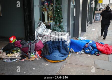 Central London, London, 24. Dezember 2019. Von einem Obdachlosen behelfsmäßige Unterkünfte und Gegenstände auf dem Strand am Heiligabend. Die Zahl der Haushalte neu Obdachlose in den letzten 12 Monaten zugenommen hat, und in London, das wachsende Problem ist vor allem die Zahl der Obdachlosen in neue Höhen schnellte sichtbar. Credit: Imageplotter/Alamy leben Nachrichten Stockfoto