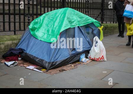 Central London, London, 24. Dezember 2019. Von einem Obdachlosen behelfsmäßige Unterkünfte und Sachen außerhalb der National Portrait Gallery am Heiligabend. Die Zahl der Haushalte neu Obdachlose in den letzten 12 Monaten zugenommen hat, und in London, das wachsende Problem ist vor allem die Zahl der Obdachlosen in neue Höhen schnellte sichtbar. Credit: Imageplotter/Alamy leben Nachrichten Stockfoto