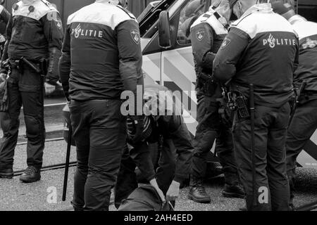 Die Polizei verhaftete Demonstranten an der Rebellion Aussterben Demonstration Amsterdam Die Niederlande 2019 in Schwarz und Weiß Stockfoto