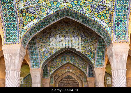 Bögen der Vakil Moschee in Shiraz, Iran Stockfoto