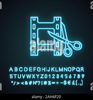 Video Editing software Neon Licht Symbol. Film Making. Video schneiden. Filmstreifen mit einer Schere. Leuchtende Zeichen mit Alphabet, Zahlen und Symbolen. Vektor i Stock Vektor