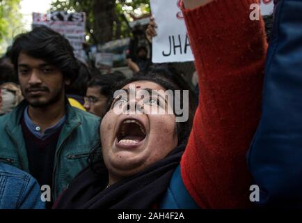 New Delhi, Indien. 24 Dez, 2019. Eine Frau schreit Slogans während eines Protestes gegen das neue Staatsbuergerschaftsrecht in Neu Delhi, Indien, am Dez. 24, 2019. Massive Proteste Dienstag gegen das neue Staatsbuergerschaftsrecht fortgesetzt, sagten Beamte. Hunderte von Studenten, Aktivisten der Zivilgesellschaft und Einheimischen im Mandi Haus hier versammelt in Richtung Jantar Mantar gegen das neue Gesetz bis März. Credit: Javed Dar/Xinhua/Alamy leben Nachrichten Stockfoto