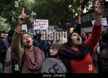 New Delhi, Indien. 24 Dez, 2019. Protesters shout Slogans während eines Protestes gegen das neue Staatsbuergerschaftsrecht in Neu Delhi, Indien, am Dez. 24, 2019. Massive Proteste Dienstag gegen das neue Staatsbuergerschaftsrecht fortgesetzt, sagten Beamte. Hunderte von Studenten, Aktivisten der Zivilgesellschaft und Einheimischen im Mandi Haus hier versammelt in Richtung Jantar Mantar gegen das neue Gesetz bis März. Credit: Javed Dar/Xinhua/Alamy leben Nachrichten Stockfoto