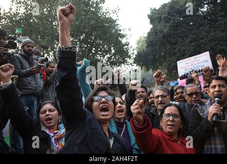 New Delhi, Indien. 24 Dez, 2019. Protesters shout Slogans während eines Protestes gegen das neue Staatsbuergerschaftsrecht in Neu Delhi, Indien, am Dez. 24, 2019. Massive Proteste Dienstag gegen das neue Staatsbuergerschaftsrecht fortgesetzt, sagten Beamte. Hunderte von Studenten, Aktivisten der Zivilgesellschaft und Einheimischen im Mandi Haus hier versammelt in Richtung Jantar Mantar gegen das neue Gesetz bis März. Credit: Javed Dar/Xinhua/Alamy leben Nachrichten Stockfoto