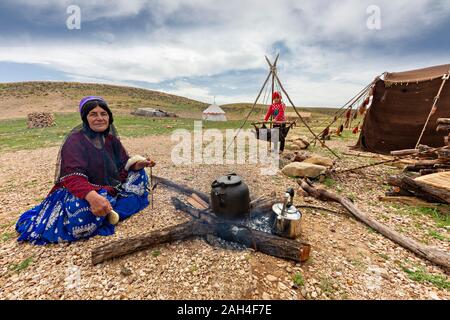 Nomadische Frau von Qashqai Nomaden spins Wolle und macht Kaffee, in der Nähe von Shiraz, Iran. Stockfoto