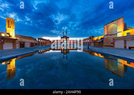 Amir Chakhmaq Moschee und ihre Reflexion in den Pool, in der Dämmerung, in Yazd, Iran Stockfoto