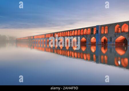 Historische Siosepol Brücke in Isfahan und seine Reflexion in Wasser, Iran Stockfoto