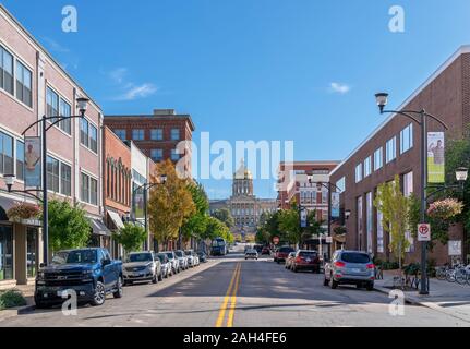 Blick auf das State Capitol (Statehouse) von E Locust St im East Village, Des Moines, Iowa, USA. Stockfoto