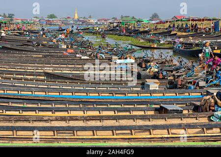 Long tail Boote an den fünf Tag Markt, Inle Lake, Myanmar Stockfoto