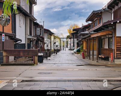 Fußgänger Fußweg zwischen Holz- Gebäude im Zentrum von Hida Furukawa in der Präfektur Gifu, Japan. Ein Kanal führt links unten auf dem Gehweg. Stockfoto