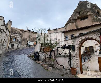 Straße der alten Stadt unter den Felsen. Das Haus im Inneren des Berges befindet, die Straße führt nach oben. Kappadokien. Ein beliebtes Touristenziel. Stockfoto