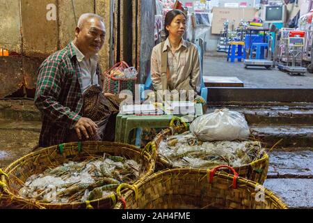 Älterer Mann und eine Frau in der Fischmarkt, in Yangon, Myanmar Stockfoto