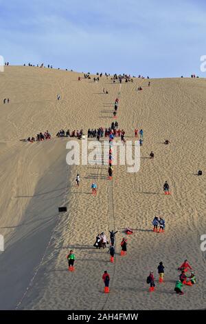 Rodelfahrer auf den Dünen rund um Crescent Lake-Yueyaquan Oase. Dunhuang-Gansu-China-0660 Stockfoto