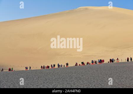 Rodelfahrer auf den Dünen rund um Crescent Lake-Yueyaquan Oase. Dunhuang-Gansu-China-0661 Stockfoto