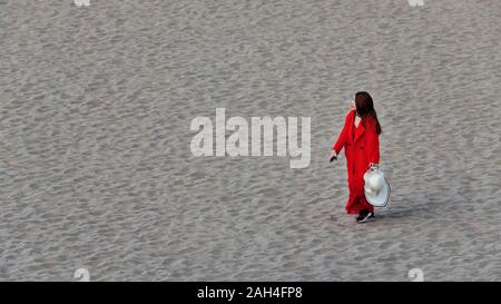 Die stilvolle chinesische junge Frau besucht den Crescent Moon Lake-Yueyaquan. Dunhuang-Gansu-China-0676 Stockfoto