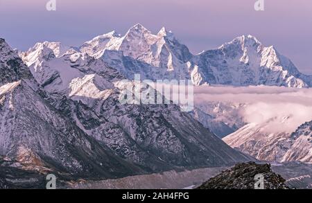 Majestätischen Himalaya Gipfel hoch über den Wolken bei Sonnenaufgang in Nepal, Himalaya Berge Stockfoto