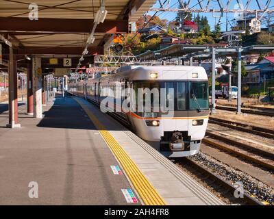 Ein modernes, Lokale, elektrische S-Bahn kommt an eine leere Plattform an Kiso Fukushima Station an einem hellen, sonnigen Morgen im November. Stockfoto