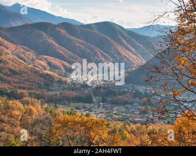 Die Stadt Narai aus der Nakasendo Weg / nakasendo Trail berücksichtigt, da sie zwar die Hügel oberhalb der Stadt Pässe Stockfoto