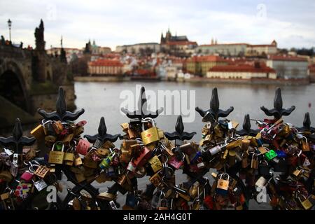 Ein Blick auf die Vorhängeschlösser Abdichtung die Liebesgeschichten der Touristen in der Altstadt von Prag, Karlsbrücke und Prager Burg im Hintergrund. Stockfoto