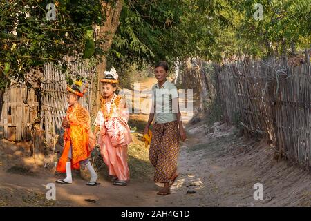 Buddhistischen Jungen gekleidet für das Kommen des Alters Zeremonie in Bagan, Myanmar Stockfoto