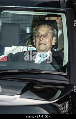 London, Großbritannien. 24 Dez, 2019. Herzog von Edinburgh aus dem Krankenhaus nach einem viertägigen Aufenthalt im King Edward's II Krankenhaus in London nach Sandringham zu reisen, um die königliche Familie zu Weihnachten, England, Vereinigtes Königreich. Credit: Jeff Gilbert/Alamy leben Nachrichten Stockfoto