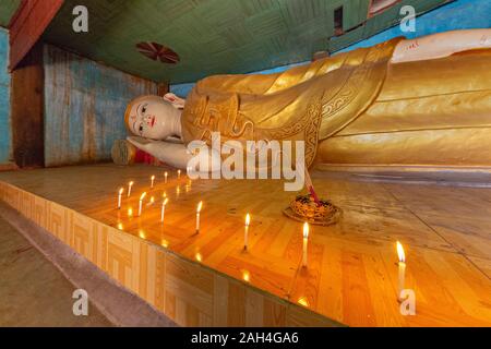 Liegenden Buddha Statue in einem unbekannten Tempel, in Mandalay, Myanmar Stockfoto