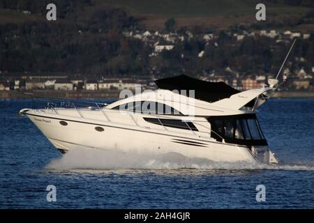 Ocean Pearl, ein privat geführtes Fairline Phantom 40 Motoryacht an Inverkip (Kip Marina), vorbei an Greenock auf den Firth of Clyde. Stockfoto