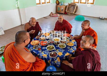 Mönche beim Mittagessen im Kloster, Inle Lake, Myanmar Stockfoto