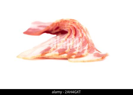 Selektive konzentrieren. Speckscheiben der Speck auf weißem Hintergrund. Kopieren Sie Platz. Stockfoto