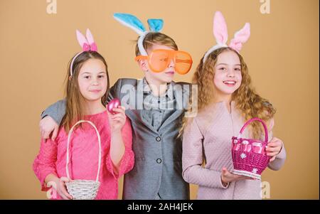 Gruppe Kinder Hasenohren Zubehör feiern Ostern. Ostern Aktivität und Spaß. Freunde Zusammen Spass haben am Ostersonntag. Kinder mit Körbchen bereit Jagd für Ostereier. Bereit für Eier Jagd. Stockfoto