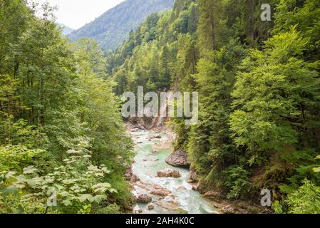 Malerischer Blick auf einem Fluss mit Smaragd oder türkisfarbenes Wasser, in einem Tal in Tirol, Österreich Stockfoto