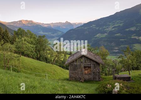 Klassische Ansicht in den europäischen Alpen: Lagerung Kabine mit einem Tal und die umliegenden Berge als Hintergrund. Berühmte Alpenglühen auf die Berge in der Ferne. Stockfoto